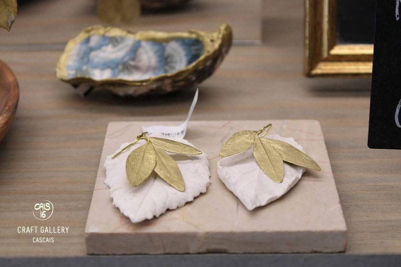 Brincos dourados folha