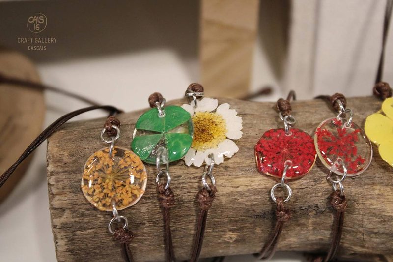 Pulseiras com flores secas